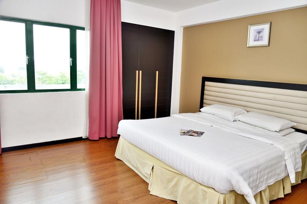 Likas Square Apartment Hotel Кота-Кинабалу Экстерьер фото