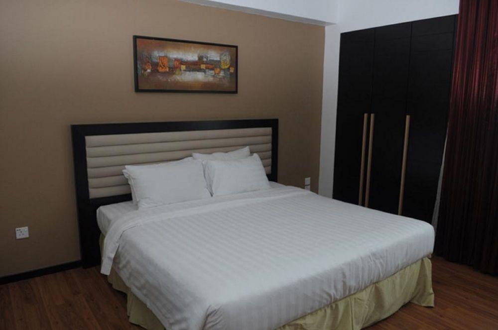 Likas Square Apartment Hotel Кота-Кинабалу Экстерьер фото