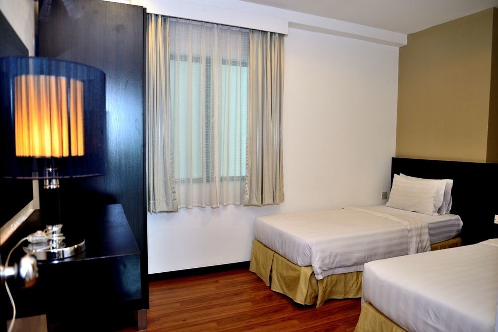 Likas Square Apartment Hotel Кота-Кинабалу Экстерьер фото