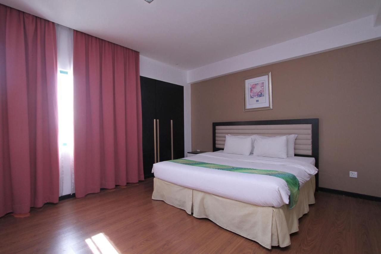 Likas Square Apartment Hotel Кота-Кинабалу Экстерьер фото