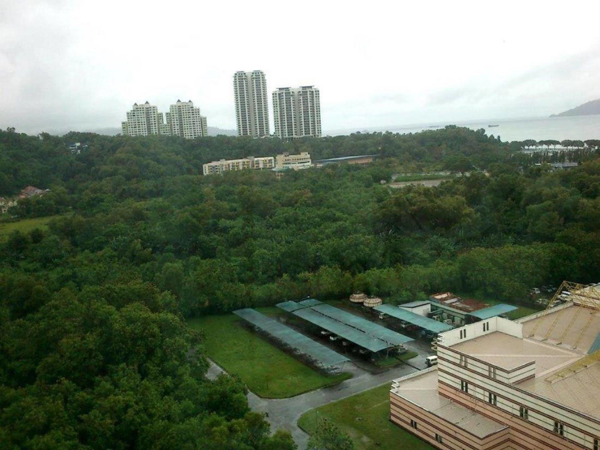 Likas Square Apartment Hotel Кота-Кинабалу Экстерьер фото