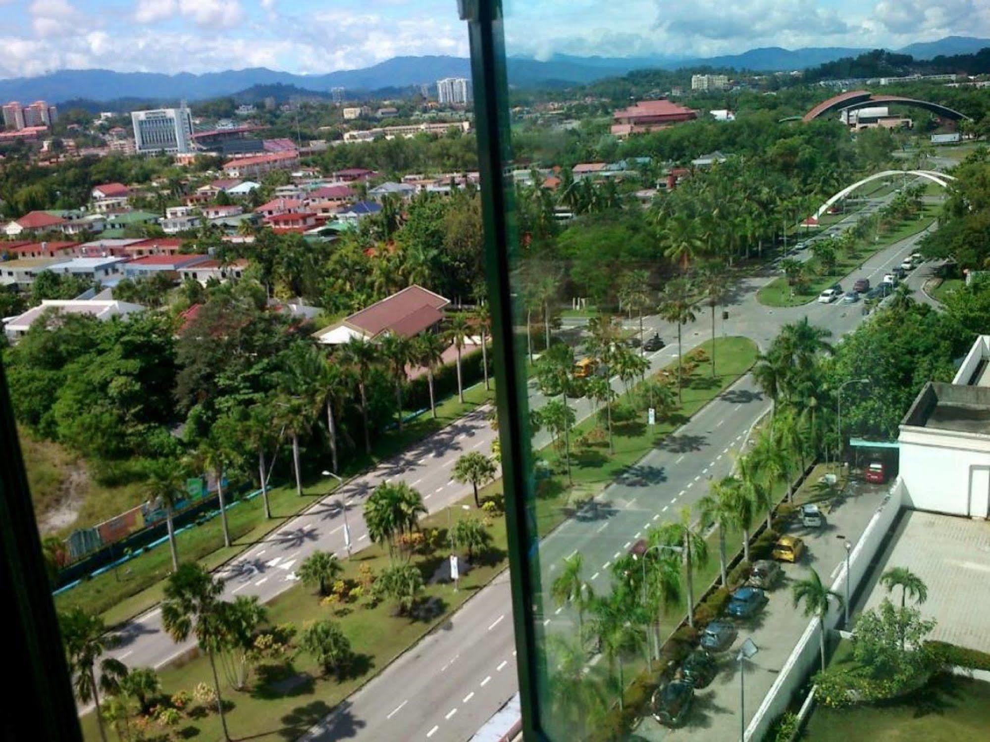 Likas Square Apartment Hotel Кота-Кинабалу Экстерьер фото