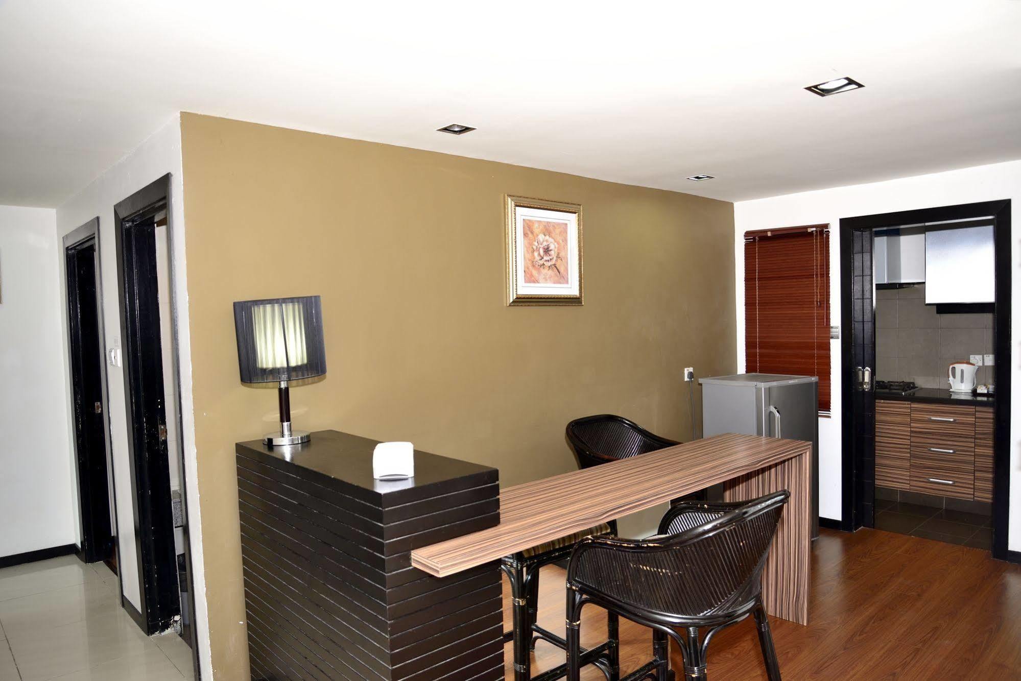 Likas Square Apartment Hotel Кота-Кинабалу Экстерьер фото
