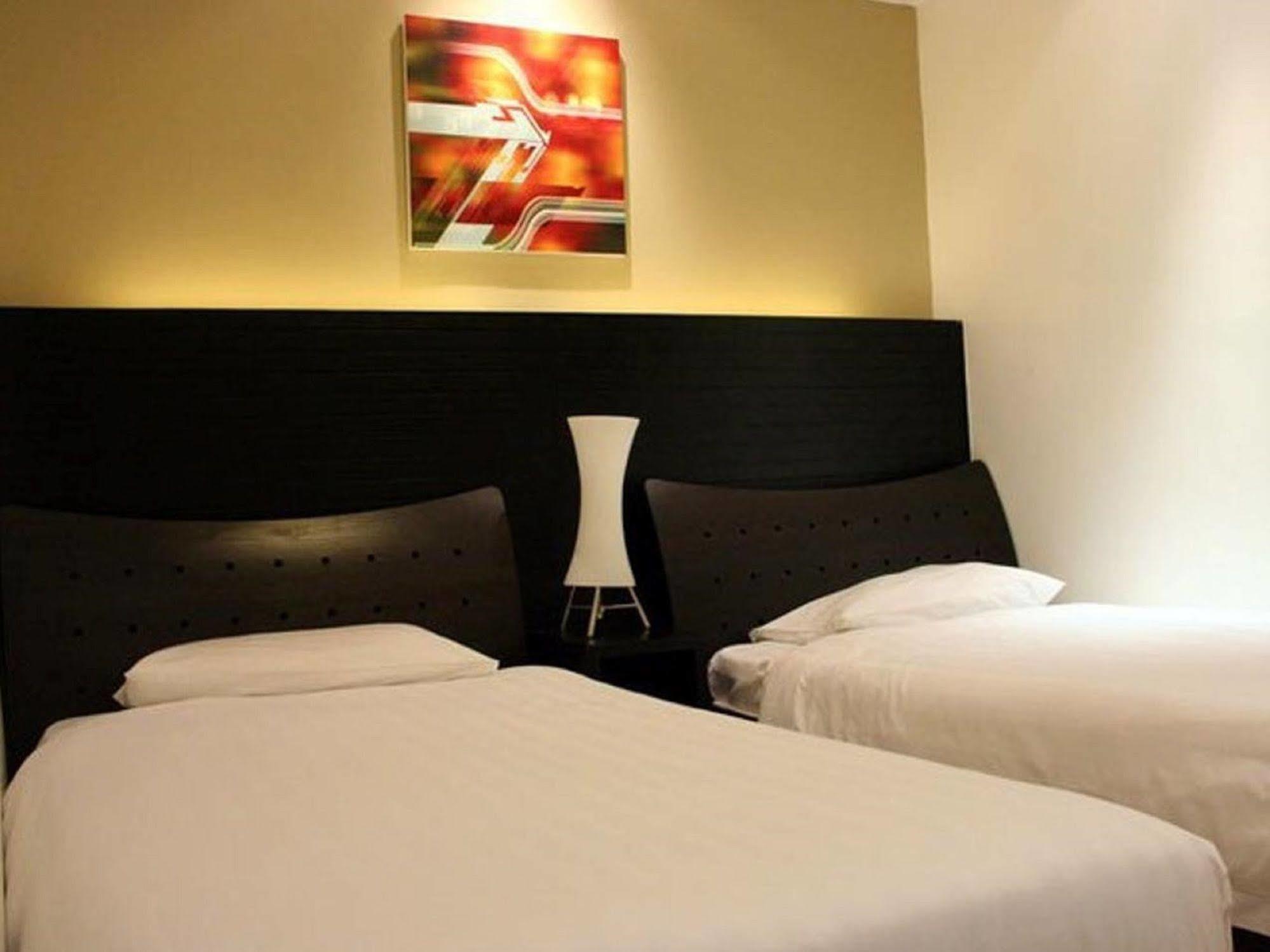 Likas Square Apartment Hotel Кота-Кинабалу Экстерьер фото