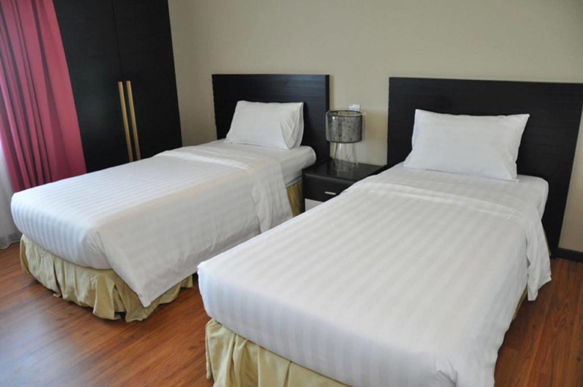 Likas Square Apartment Hotel Кота-Кинабалу Экстерьер фото