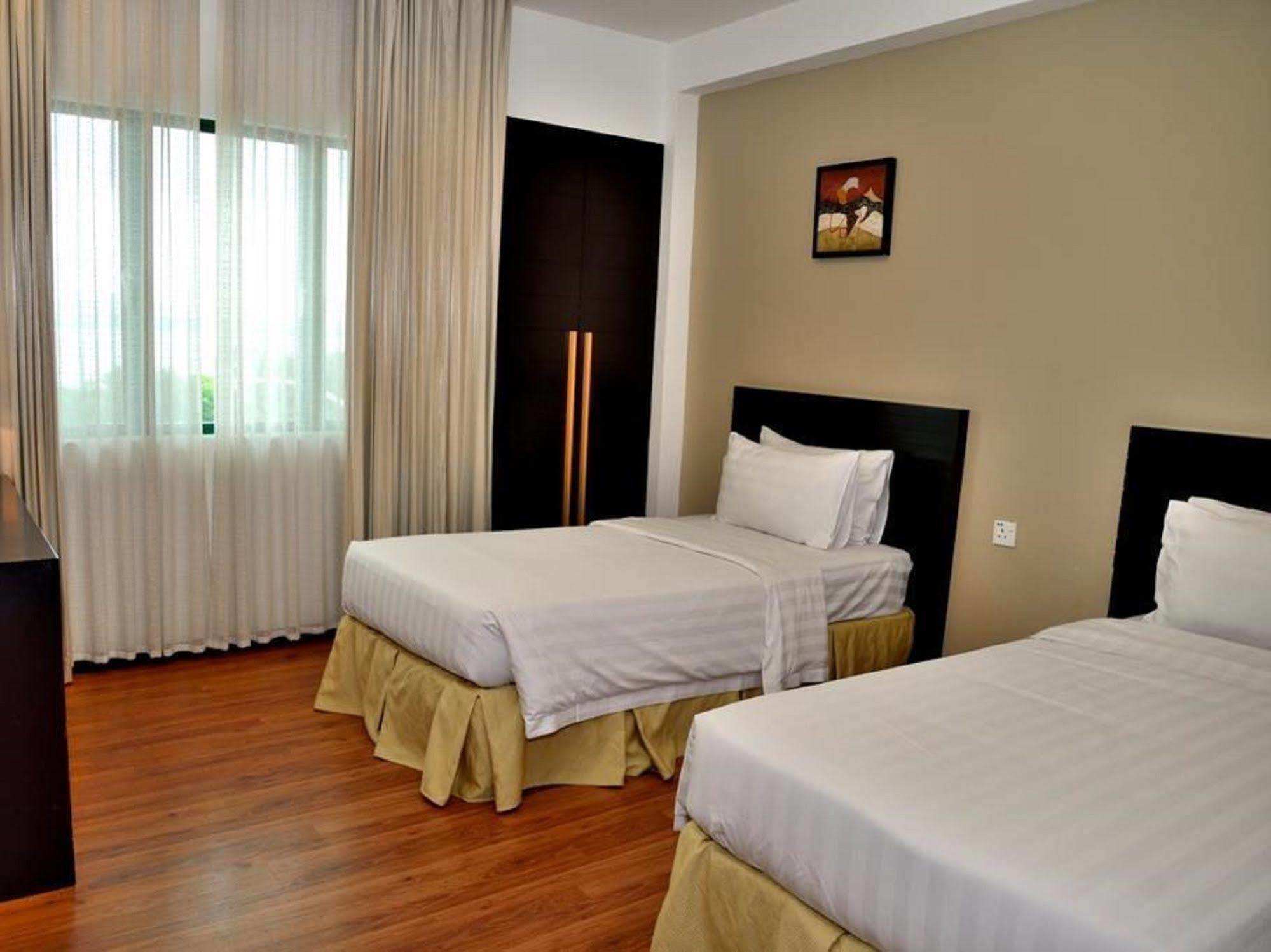 Likas Square Apartment Hotel Кота-Кинабалу Экстерьер фото