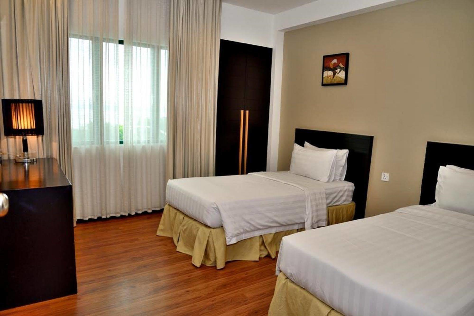Likas Square Apartment Hotel Кота-Кинабалу Экстерьер фото