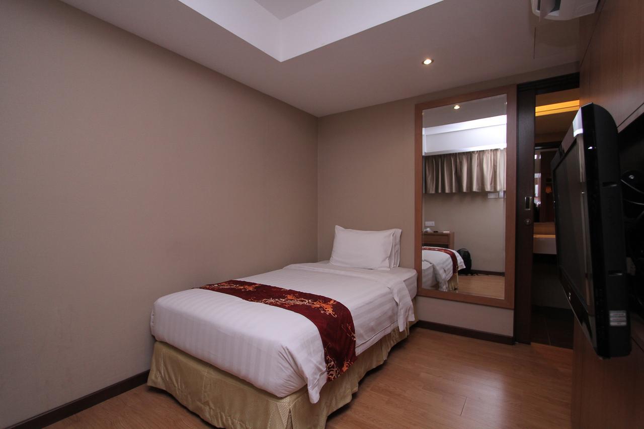 Likas Square Apartment Hotel Кота-Кинабалу Экстерьер фото